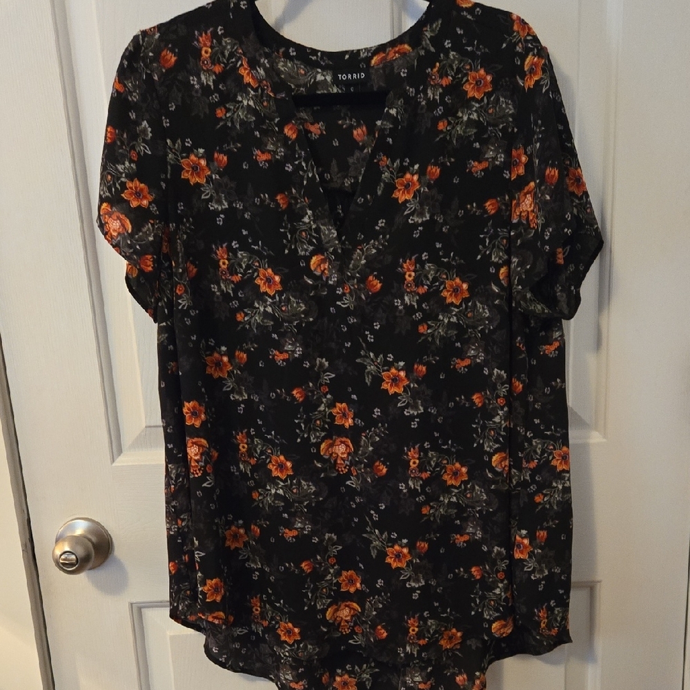 Torrid Sz 0 Black and Orange Floral Blouse